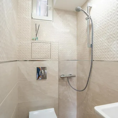 Apartment Downtown Eymi